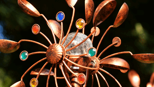 Solarbetriebener Windspinner aus Glaskugeln