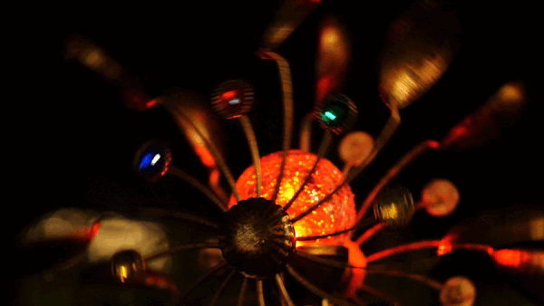 Solarbetriebener Windspinner aus Glaskugeln
